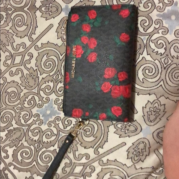 Michael Kors Handbags - Michael Kors wristlet.